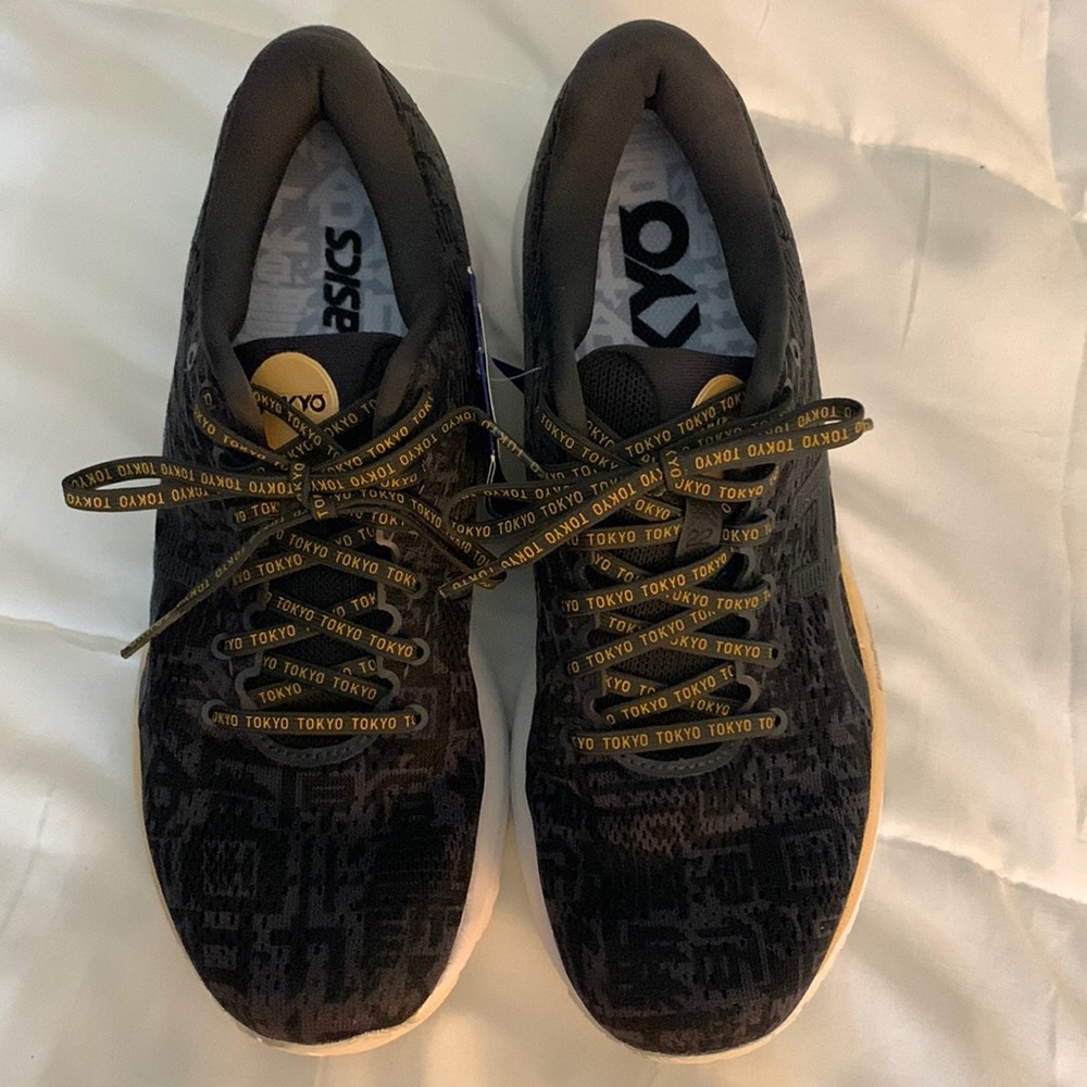 Mens ASICS Gel Cumulus 22 Sneakers. Size 9.